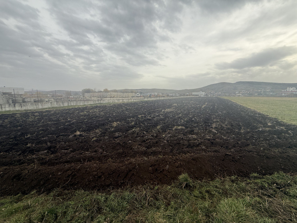 Teren intravilan - PUZ - 7200 mp - curent - apa - canalizare - Parc Nervia!