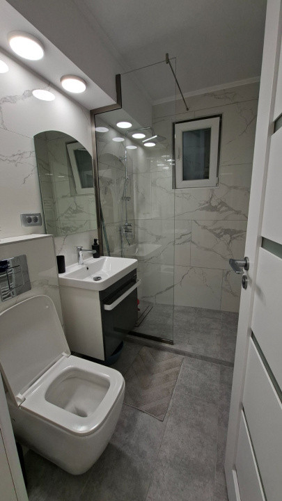 Apartament 3 camere, 60 mp, etajul 1, complet renovat, zona Parcului Central