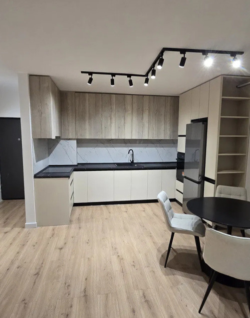 Apartament cu 2 camere, 45 mp, balcon, zona Eroilor