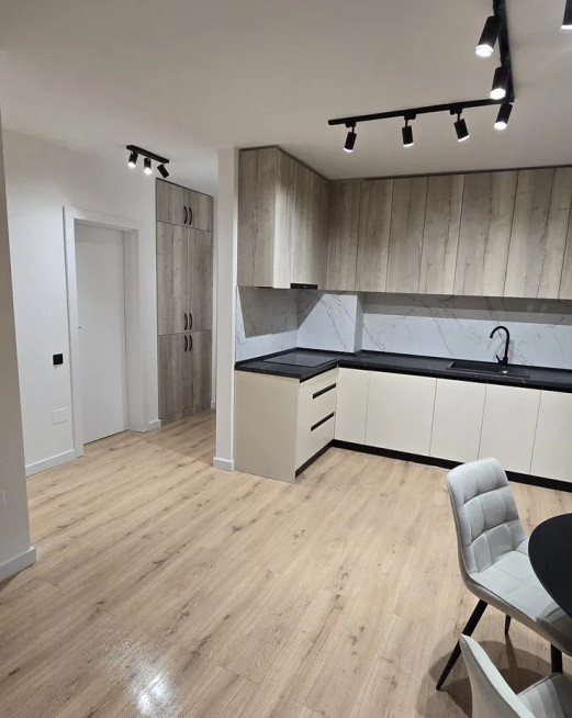 Apartament cu 2 camere, 45 mp, balcon, zona Eroilor