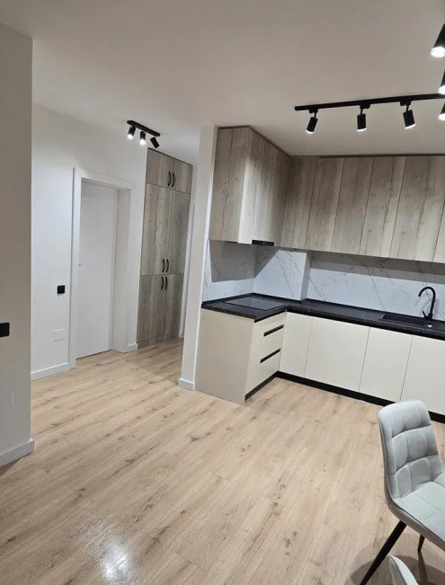 Apartament cu 2 camere, 45 mp, balcon, zona Eroilor