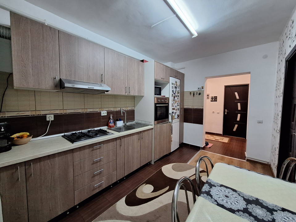 Apartament cu 2 camere, 51 mp, 3 balcoane, zona Eroilor