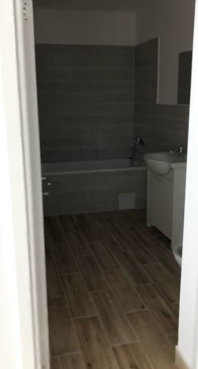 Apartament cu 3 camere, parcare, balcon, zona Stejarului