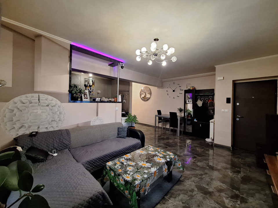 Apartament cu 3 camere, 68 mp, balcon, zona Eroilor