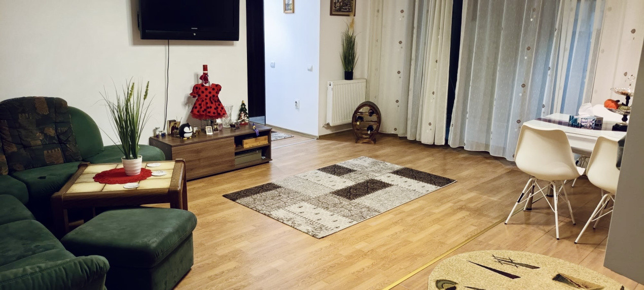 Apartament cu 3 camere , 2 bai , balcon , etaj 1 , zona Terra 