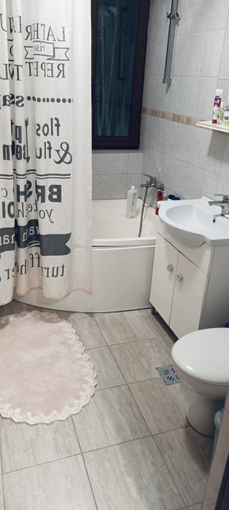 Apartament cu 3 camere , 2 bai , balcon , etaj 1 , zona Terra 