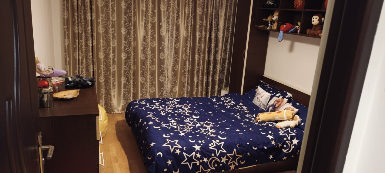 Apartament cu 3 camere , 2 bai , balcon , etaj 1 , zona Terra 