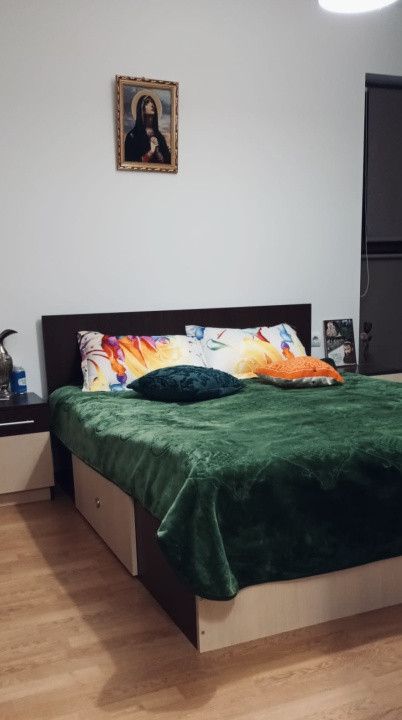 Apartament cu 3 camere , 2 bai , balcon , etaj 1 , zona Terra 
