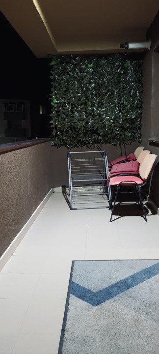 Apartament cu 3 camere , 2 bai , balcon , etaj 1 , zona Terra 