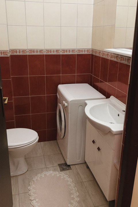 Apartament cu 3 camere , 2 bai , balcon , etaj 1 , zona Terra 