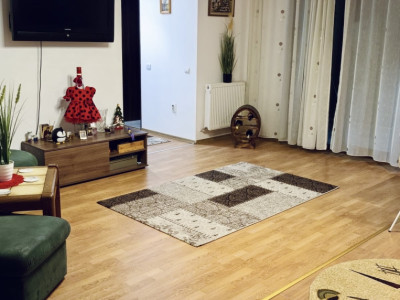 Apartament cu 3 camere , 2 bai , balcon , etaj 1 , zona Terra 