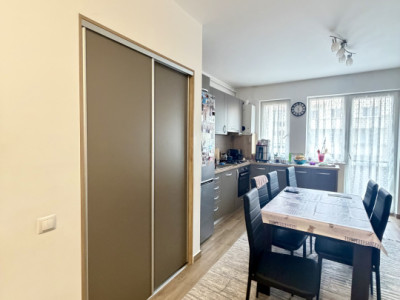 Apartament in zona Terra , 3 camere, 2bai,parcare inclusă