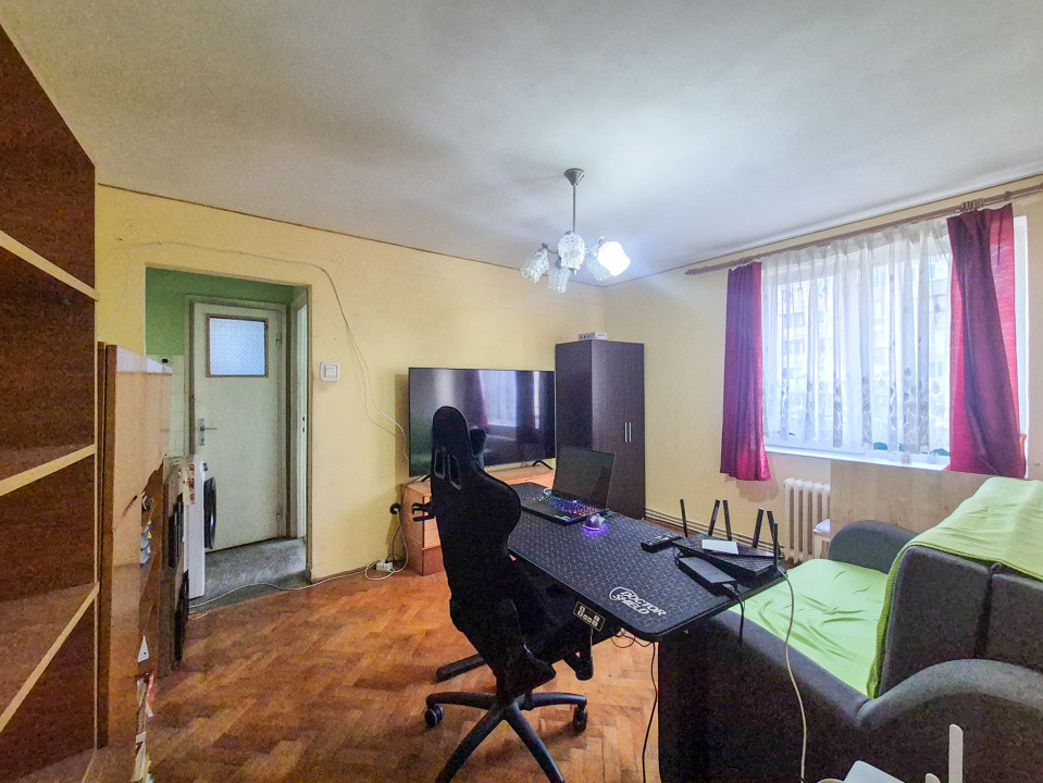 Apartament 3 camere - etaj intermediar - zona Piata Hermes