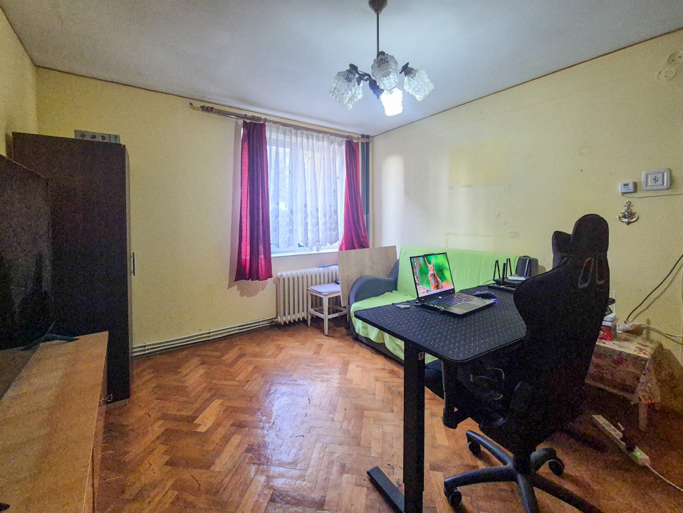 Apartament 3 camere - etaj intermediar - zona Piata Hermes