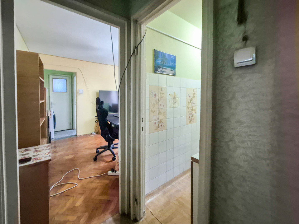 Apartament 3 camere - etaj intermediar - zona Piata Hermes