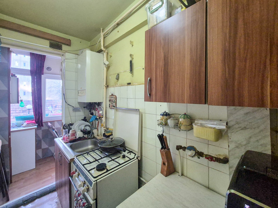 Apartament 3 camere - etaj intermediar - zona Piata Hermes