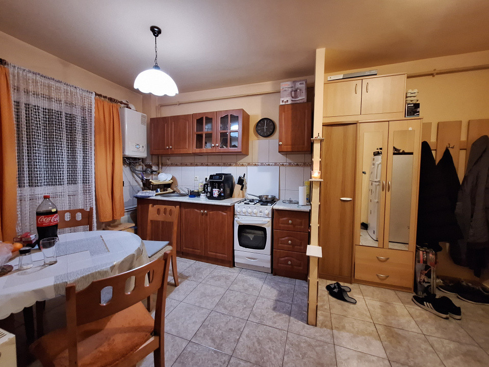 Apartament cu o camera, parcare, balcon, zona Florilor