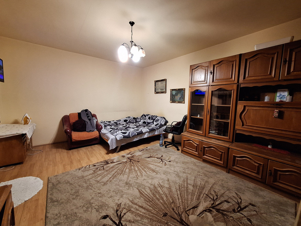 Apartament cu o camera, parcare, balcon, zona Florilor