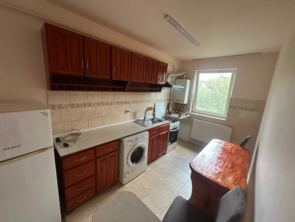 Apartament cu 3 camere, 58 mp, balcon, zona Florilor