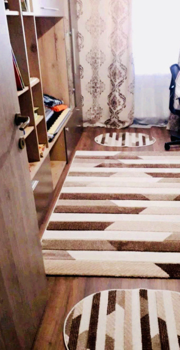 Apartament pe strada Ioan Rus , 3 camere , balcon 