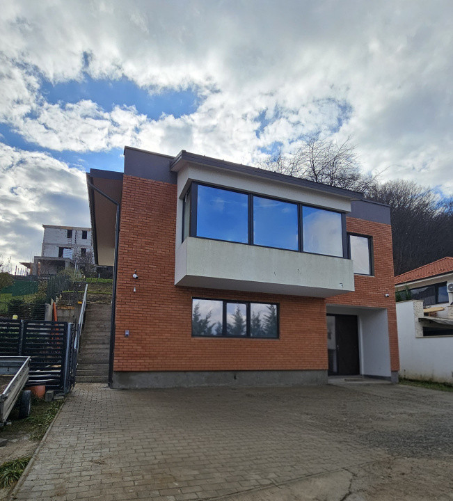 Casa individuala, 230mp utili, 5 dormitoare, 750mp teren, zona Vivo