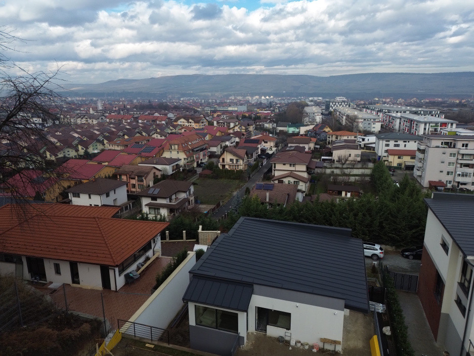 Casa individuala, 230mp utili, 5 dormitoare, 750mp teren, zona Vivo