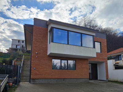 Casa individuala, 230mp utili, 5 dormitoare, 750mp teren, zona Vivo