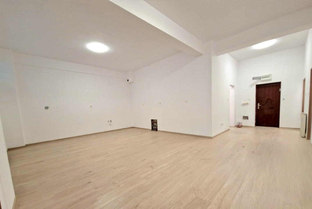 Apartament 3 camere , etaj intermediar, zona Iris 