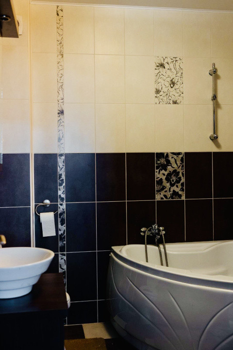 Apartament spațios cu 3 camere in zona Parcul Poligon , etaj 1 