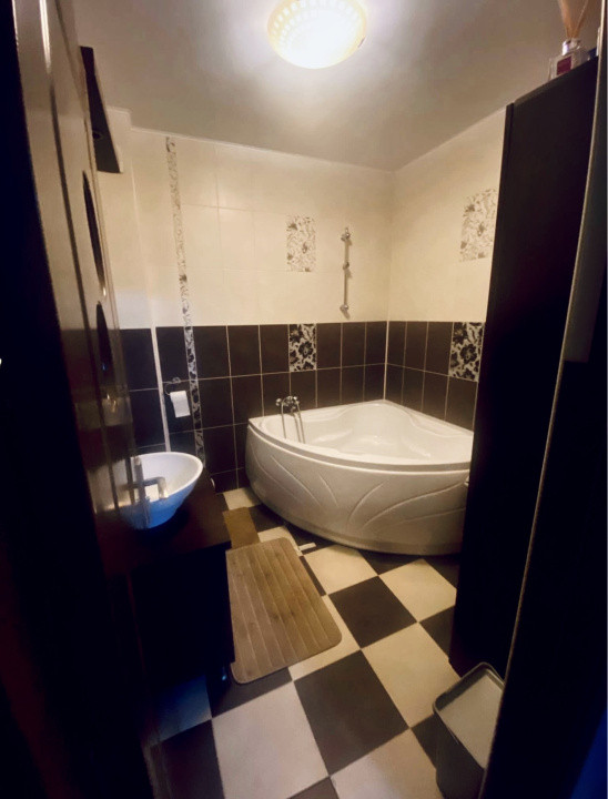 Apartament spațios cu 3 camere in zona Parcul Poligon , etaj 1 