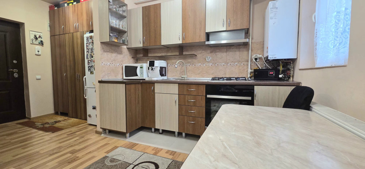 Apartament cu 3 camere, 43 mp, 2 balcoane, zona Eroilor