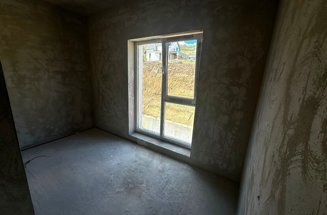 Duplex semifinisat 4 camere, 2 garaje,161 mp,teren liber 280 mp, Tauti