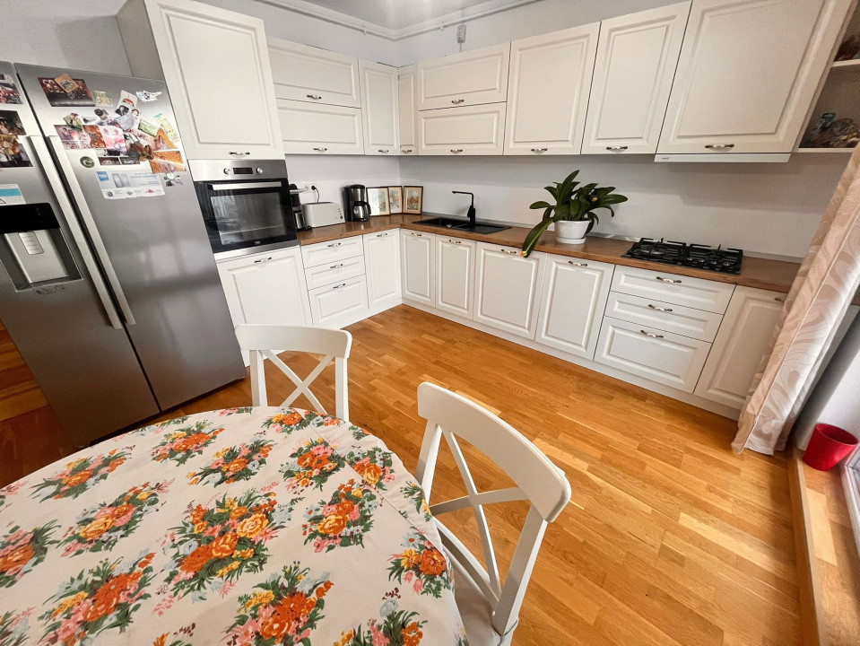 casa cu 4 camere,3 bai,3 terase,2 balcoane,1 garaj si 1 parcare,zona Apahida