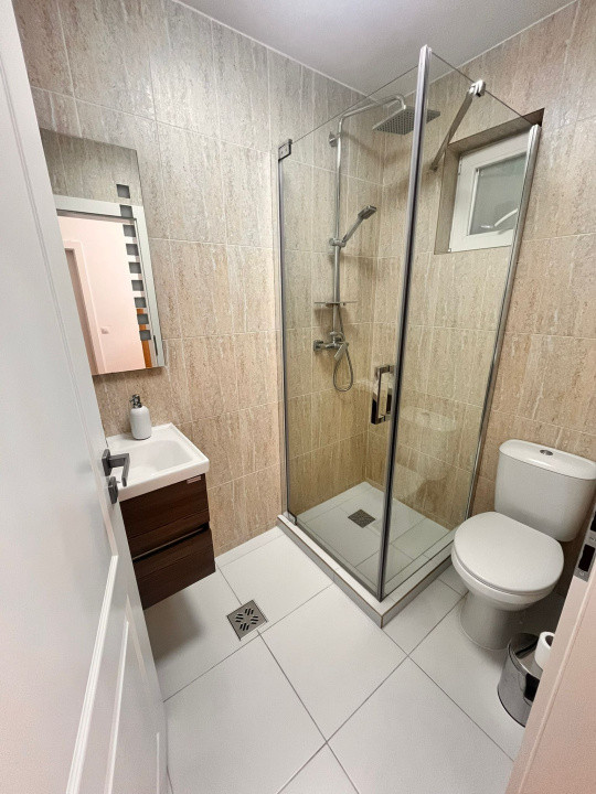 casa cu 4 camere,3 bai,3 terase,2 balcoane,1 garaj si 1 parcare,zona Apahida