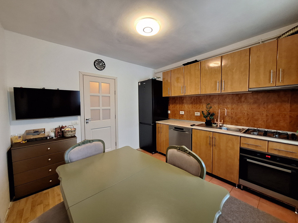 Apartament cu 2 camere, decomandat, 54,5 mp, 2 balcoane, zona Eroilor