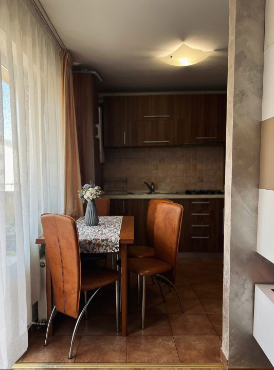 Apartament 3 camere , etaj intermediar , zona Eroilor 