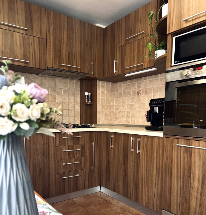 Apartament 3 camere , etaj intermediar , zona Eroilor 