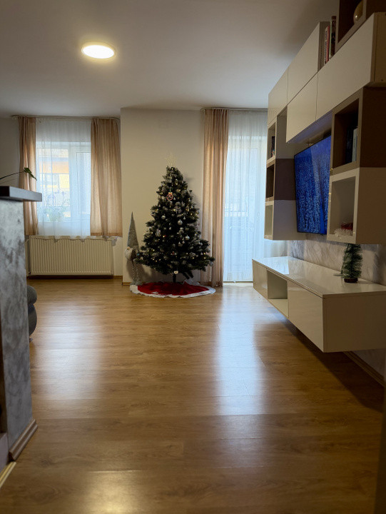 Apartament 3 camere , etaj intermediar , zona Eroilor 