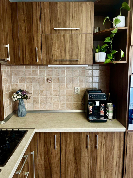 Apartament 3 camere , etaj intermediar , zona Eroilor 