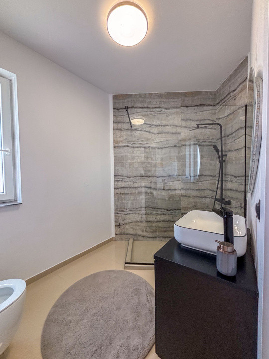 Apartament 3 camere, 65 mp, parcare, zona Vivo!