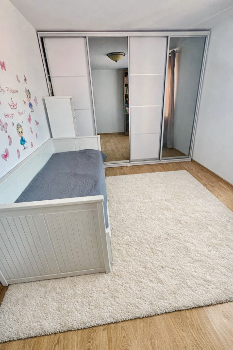 Apartament 3 camere , etaj intermediar , parcare,zona Eroilor