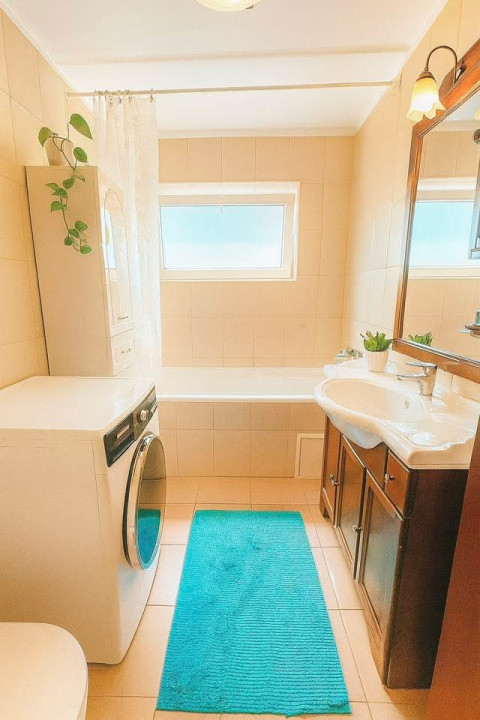 Apartament 3 camere , etaj intermediar , parcare,zona Eroilor