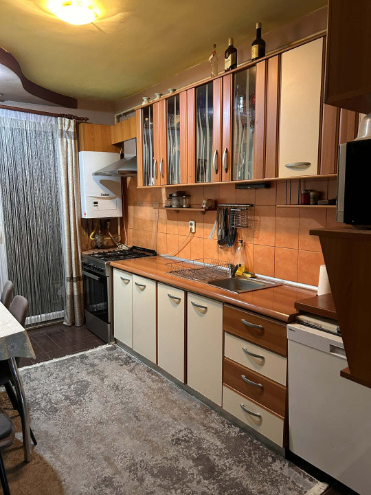 Apartament cu 2 camere, decomandat, 2 balcoane, zona Eroilor