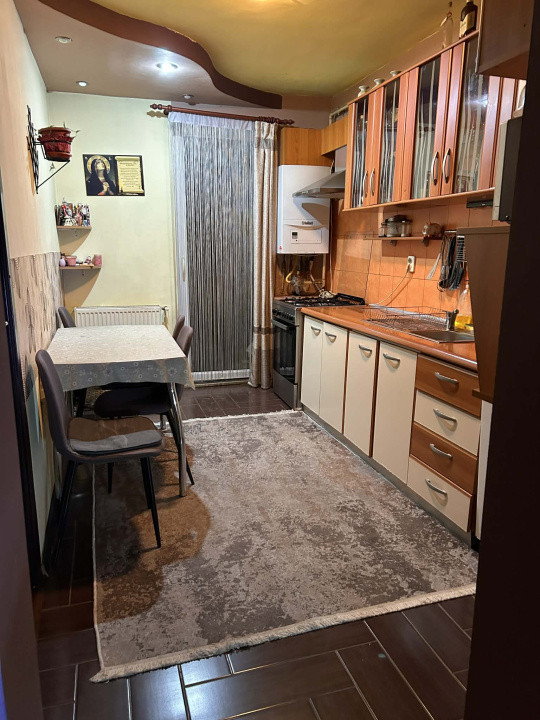 Apartament cu 2 camere, decomandat, 2 balcoane, zona Eroilor