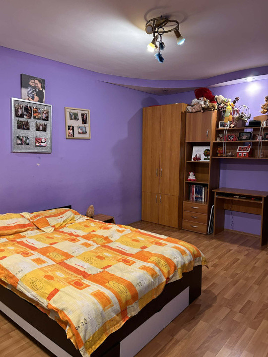 Apartament cu 2 camere, decomandat, 2 balcoane, zona Eroilor
