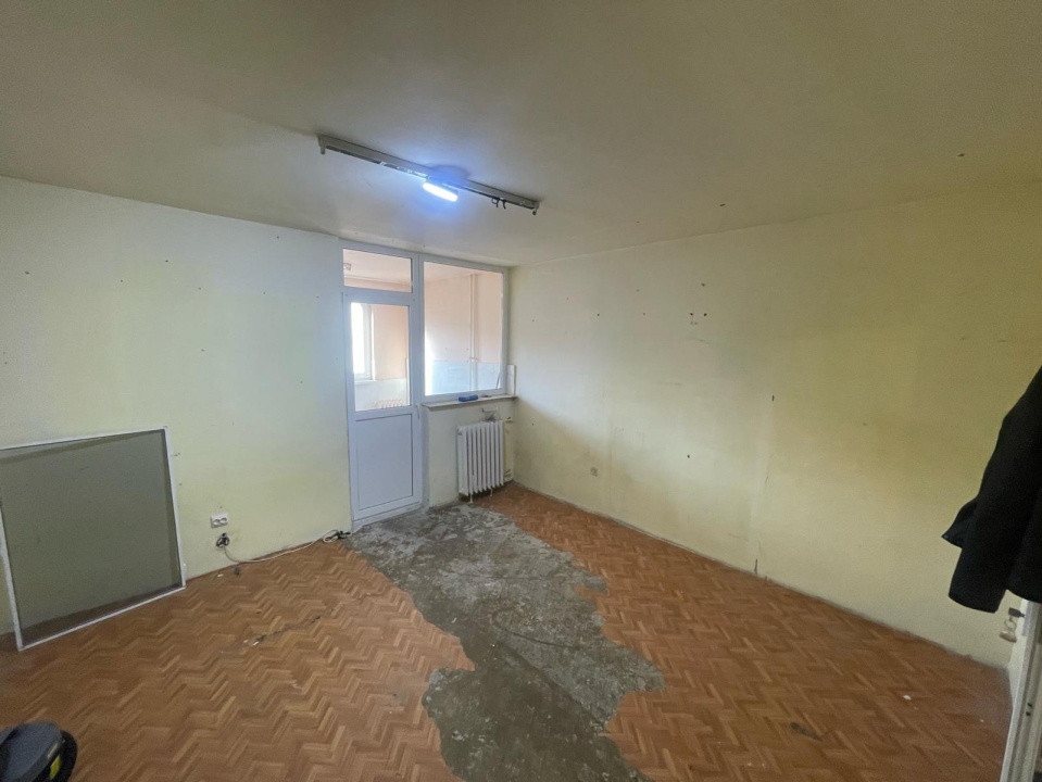 Garsoniera spatioasa, 32 mp, etaj intermediar, Zona Parang