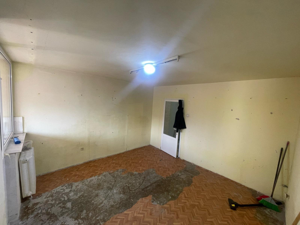 Garsoniera spatioasa, 32 mp, etaj intermediar, Zona Parang