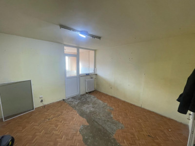 Garsoniera spatioasa, 32 mp, etaj intermediar, Zona Parang