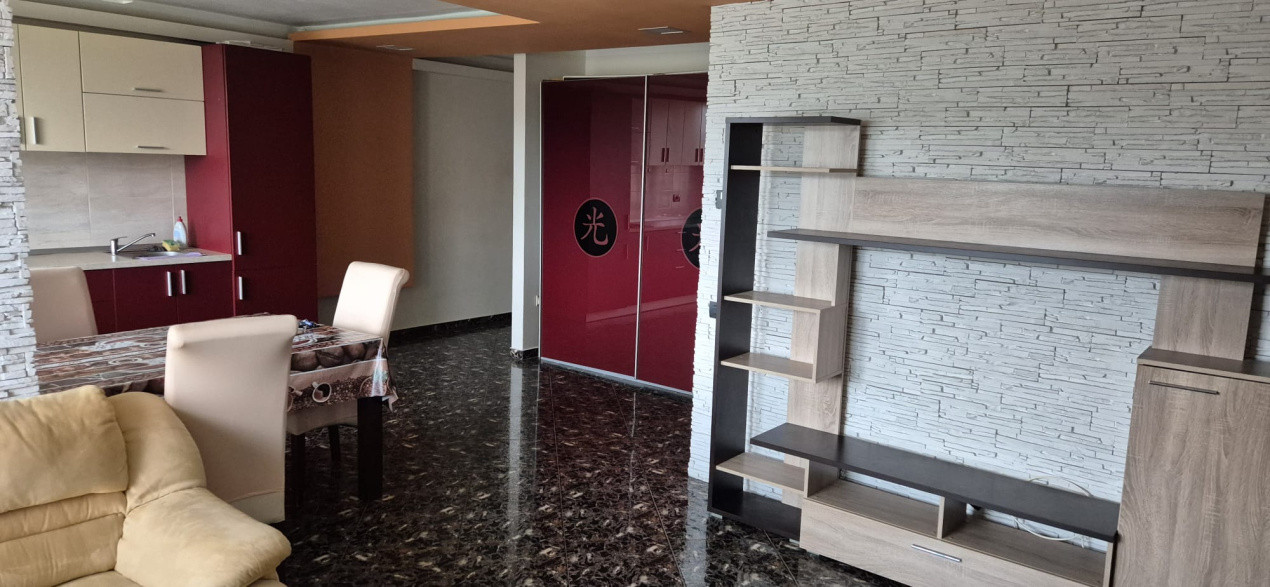 Apartament cu 3 camere, parcare, balcon, zona Terra