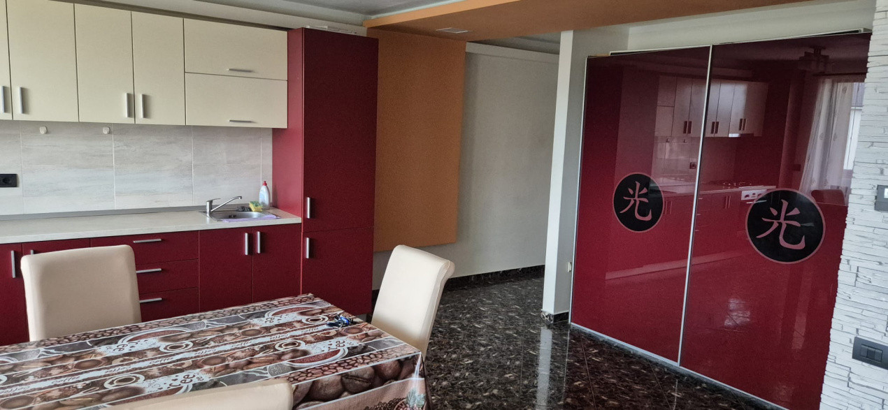 Apartament cu 3 camere, parcare, balcon, zona Terra